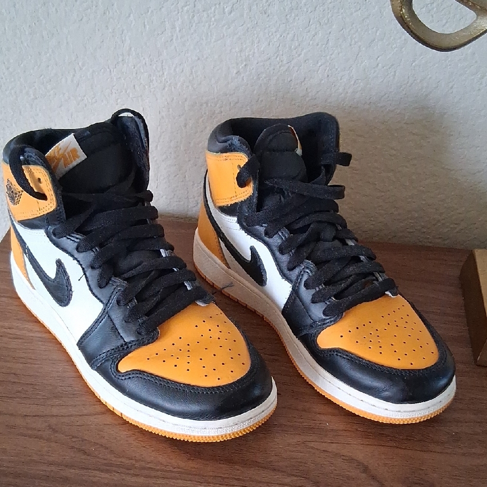 Nike Air Jordan 1 Retro High OG Black and Yellow Size 4.5Y (Big Kids)